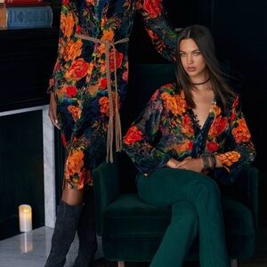 RENNA BURNOUT DRESS
Johnny Was Floral Velvet dress